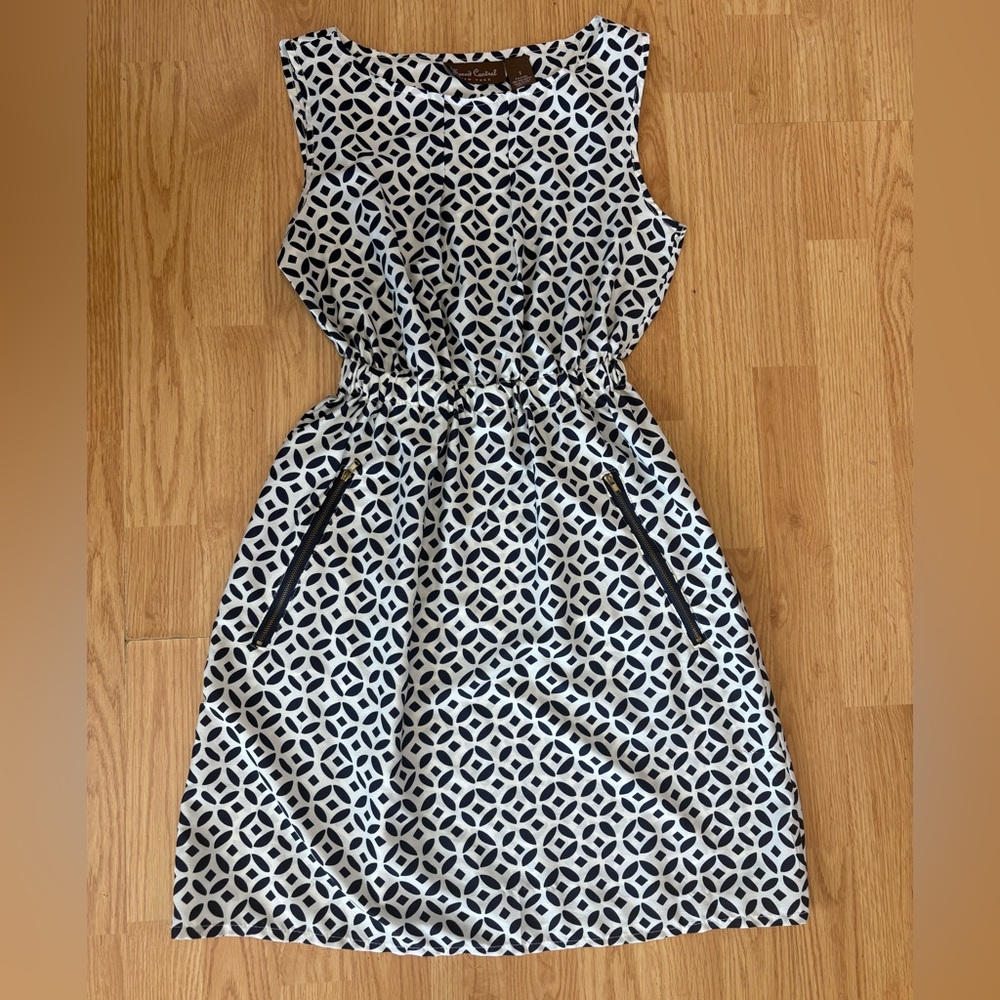 Speed Control Sleeveless Geometric Mini Dress in White and Navy Size Small